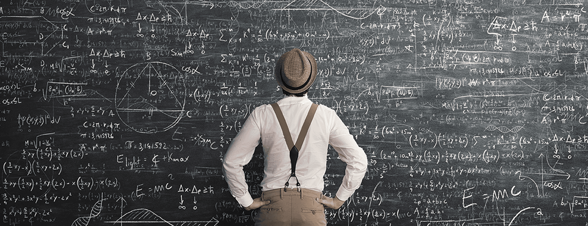 Eine Person mit Hut und Hosenträgern steht vor einer großen, vollständig mit komplexen mathematischen Gleichungen, Formeln und Diagrammen bedeckten Tafel und scheint tief nachzudenken.