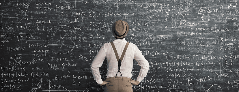 Eine Person mit Hut und Hosenträgern steht vor einer großen, vollständig mit komplexen mathematischen Gleichungen, Formeln und Diagrammen bedeckten Tafel und scheint tief nachzudenken.