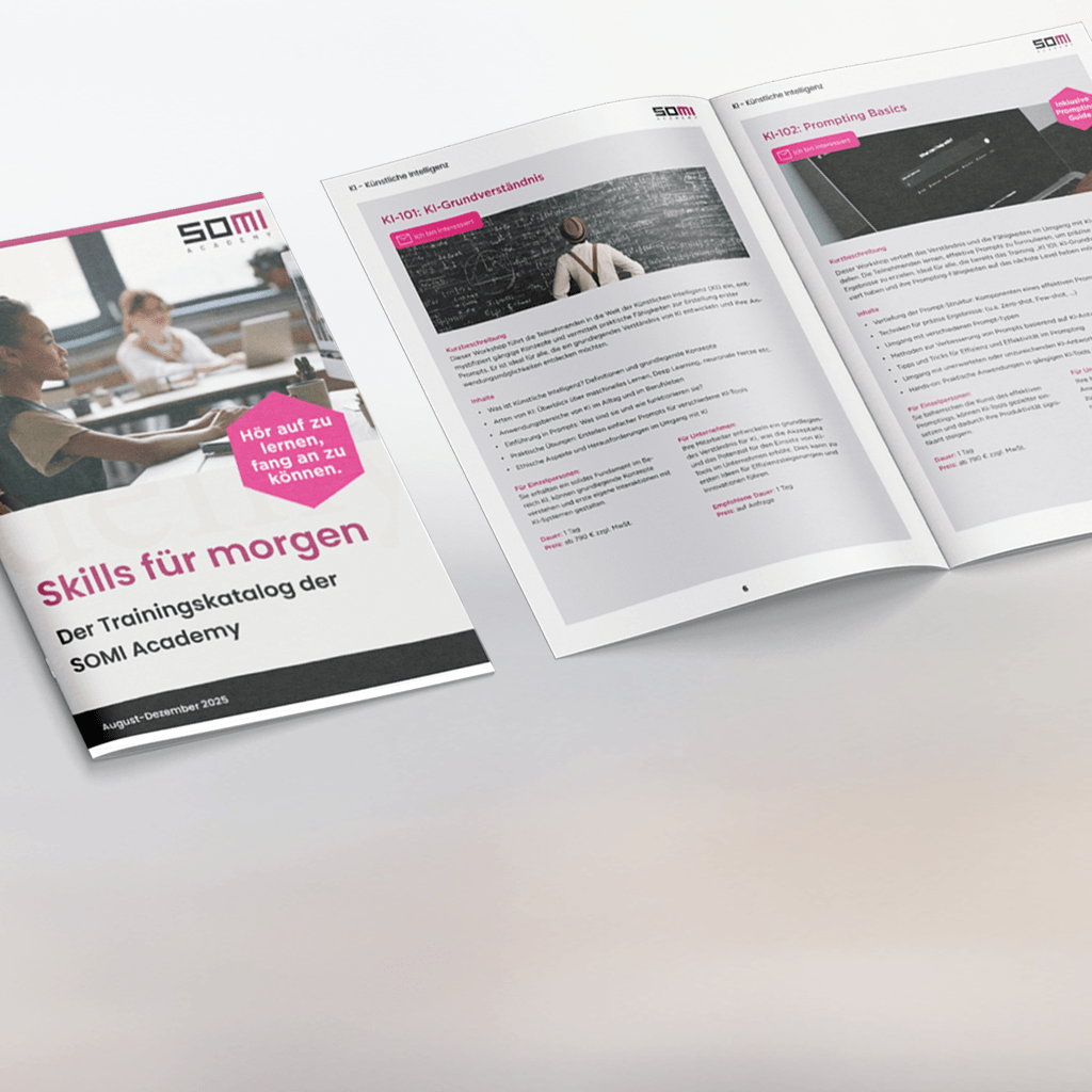 Lachender, dunkelhaariger Mann schaut von links ins Bild, im Vordergrund ein offener Trainingskatalog der SOMI Academy mit der Aufschrift Skills für morgen.